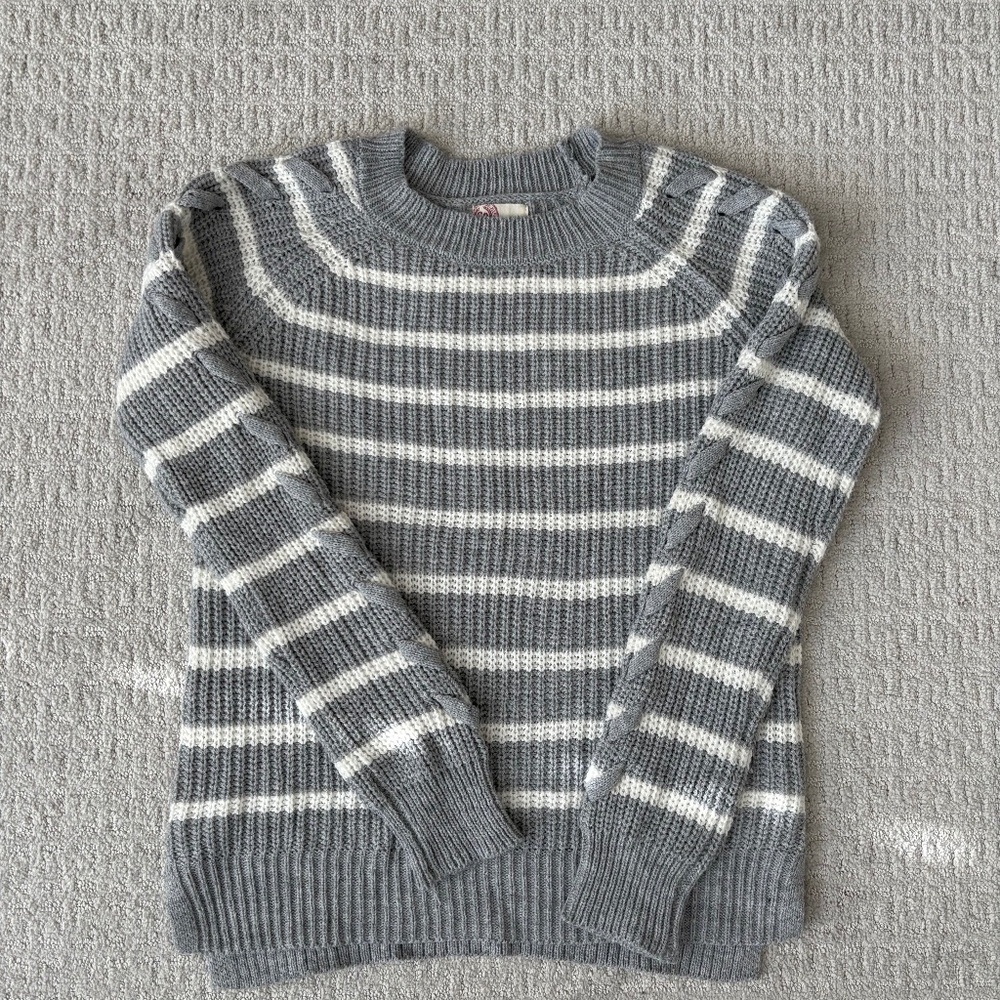SO Crewneck Gray & White Braided Sweater Sz Small